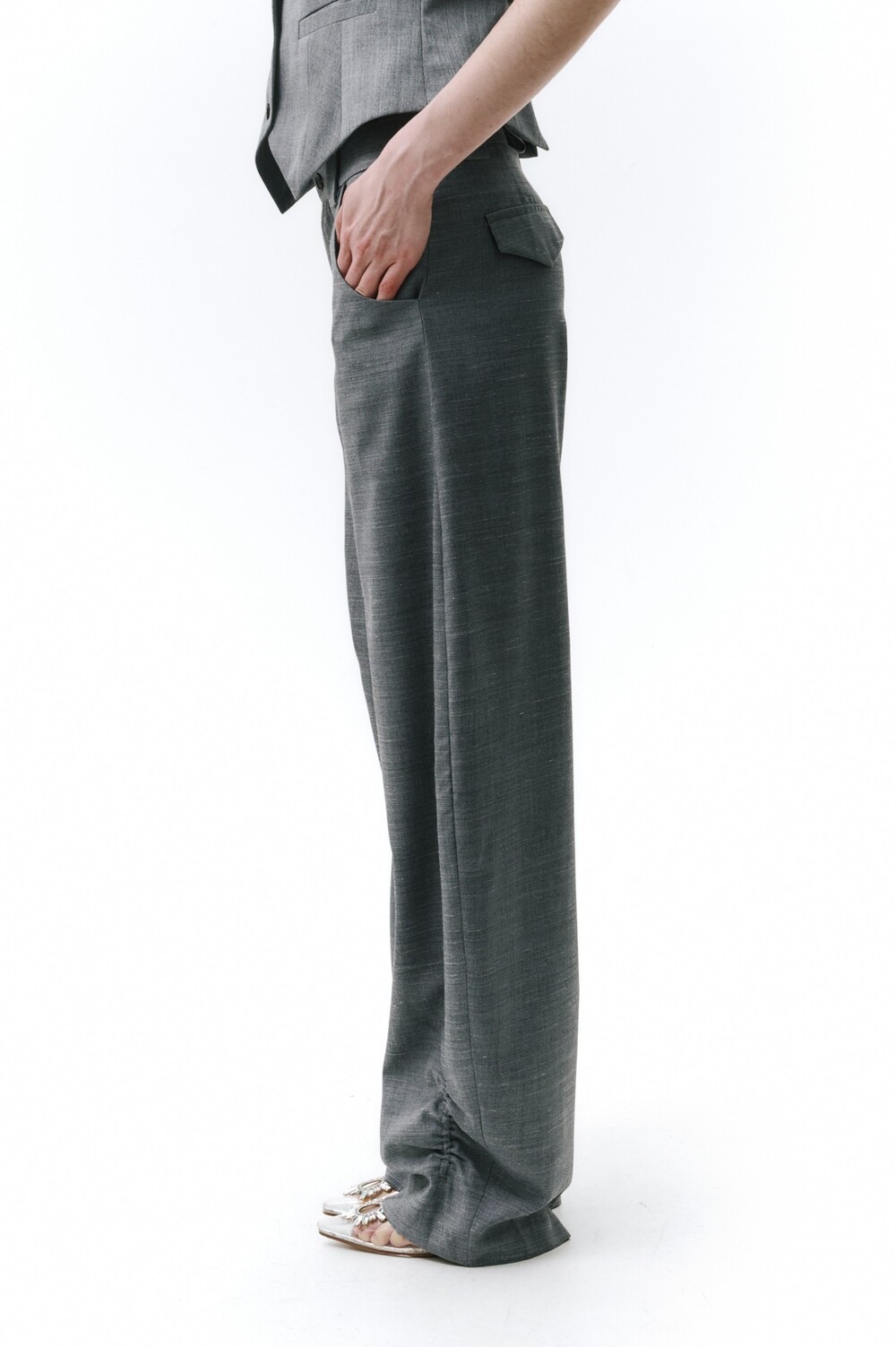 Gray trousers with pintucks